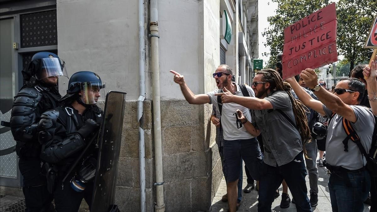 Unos manifestantes increpan a los antidisturbios durante las protestas en Nantes. Unos manifestantes increpan a los antidisturbios durante las protestas en Nantes.