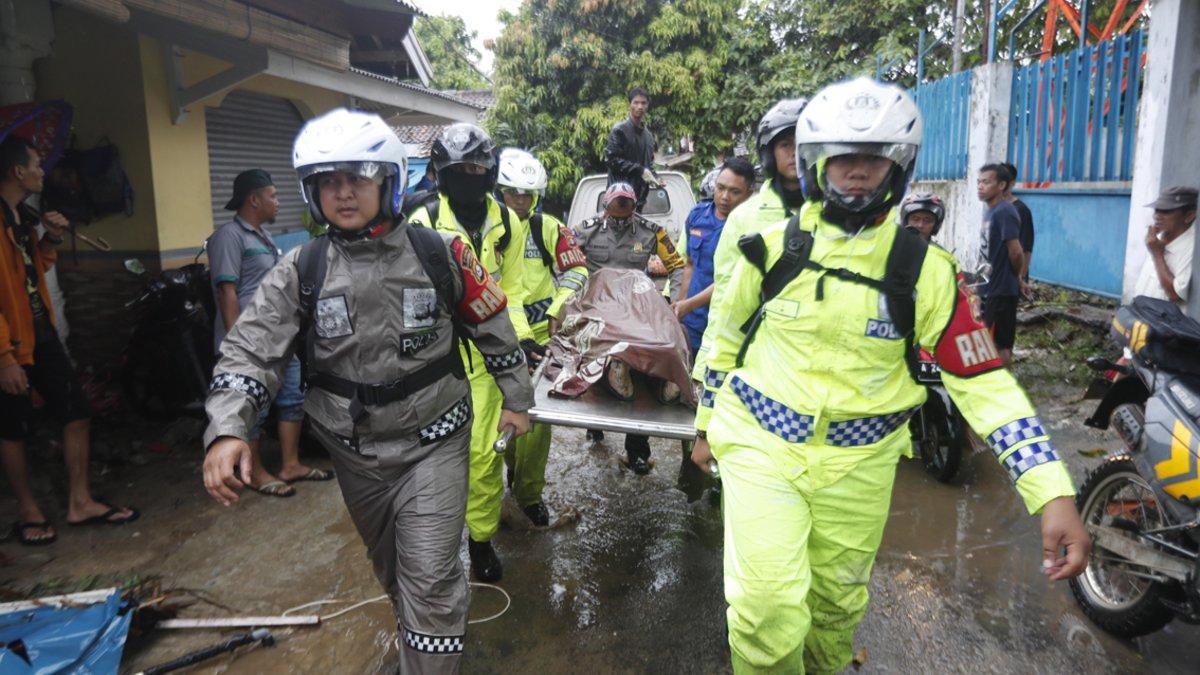 Anyer (Indonesia), 23/12/2018.- Rescue team evacuate the body of a victim after a tsunami hit the Sunda Strait in Pandeglang, Banten, Indonesia, 23 December 2018. According to the Indonesian National Board for Disaster Management (BNPB), at least 43 people dead and 584 others have been injured after a tsunami hit the coastal regions of the Sunda Strait. EFE/EPA/ADI WEDA