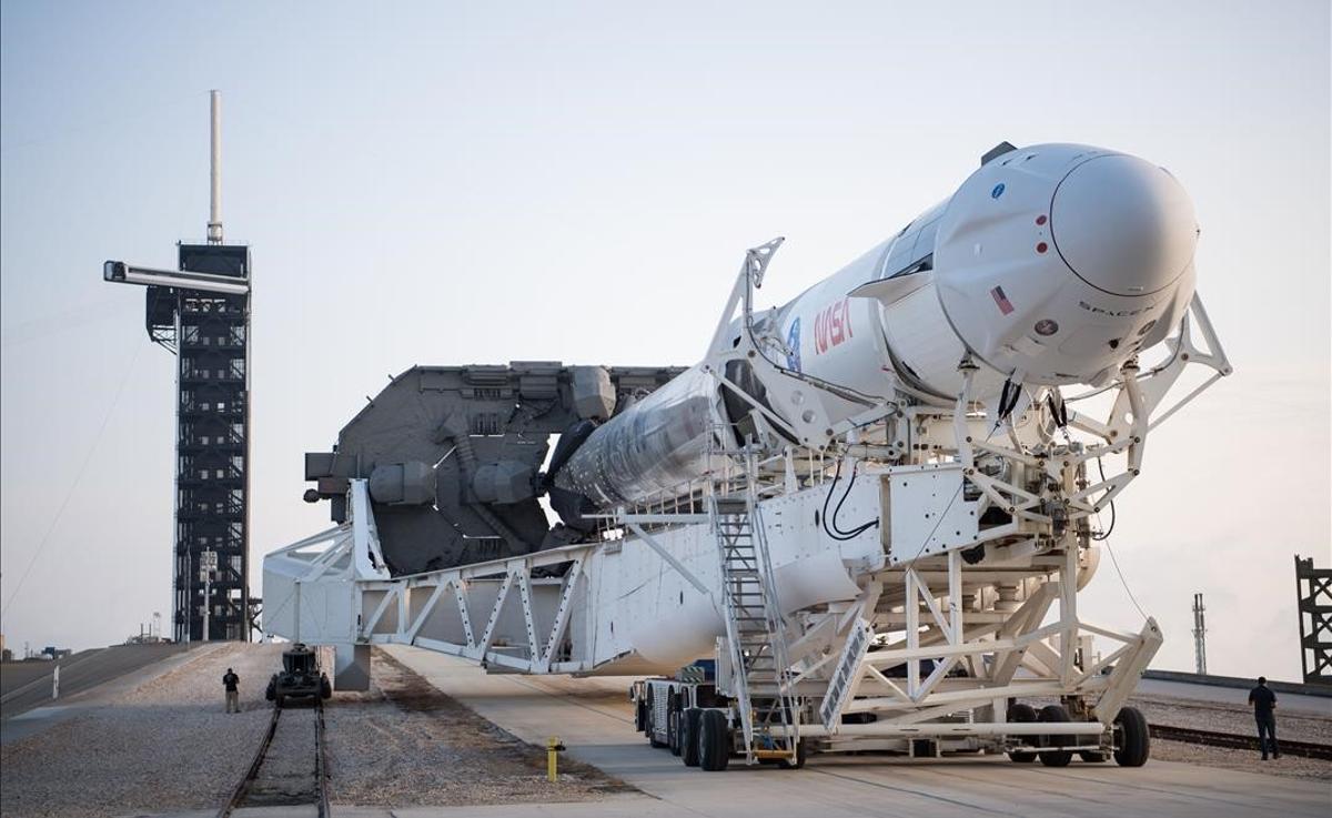 El cohete Falcon 9 de SpaceX y la capsula Dragon, durante los preparativos de vuelo en una plataforma del Centro Espacial Kennedy.