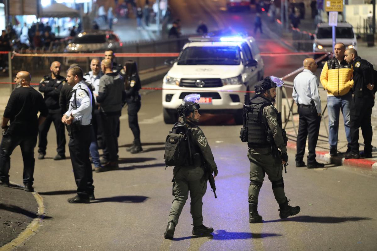 Agentes israelís inspeccionan la escena donde se produjo el ataque del joven palestino que fue abatido por la policía en un acción polémica.