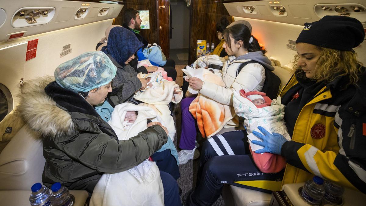 Erdogan se vuelve con 16 bebés "solos" en el avión presidencial tras visitar la zona del terremoto