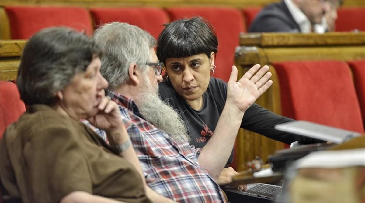 Los diputados de la CUP Gabriela Serra, Joan Garriga y Anna Gabriel, en sus escaños del Parlament. Los diputados de la CUP Gabriela Serra, Joan Garriga y Anna Gabriel, en sus escaños del Parlament.