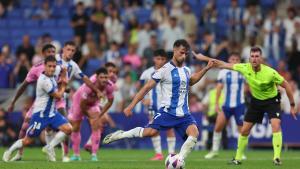 Puado lanza el penalti que permitió empatar el partido al Espanyol. 