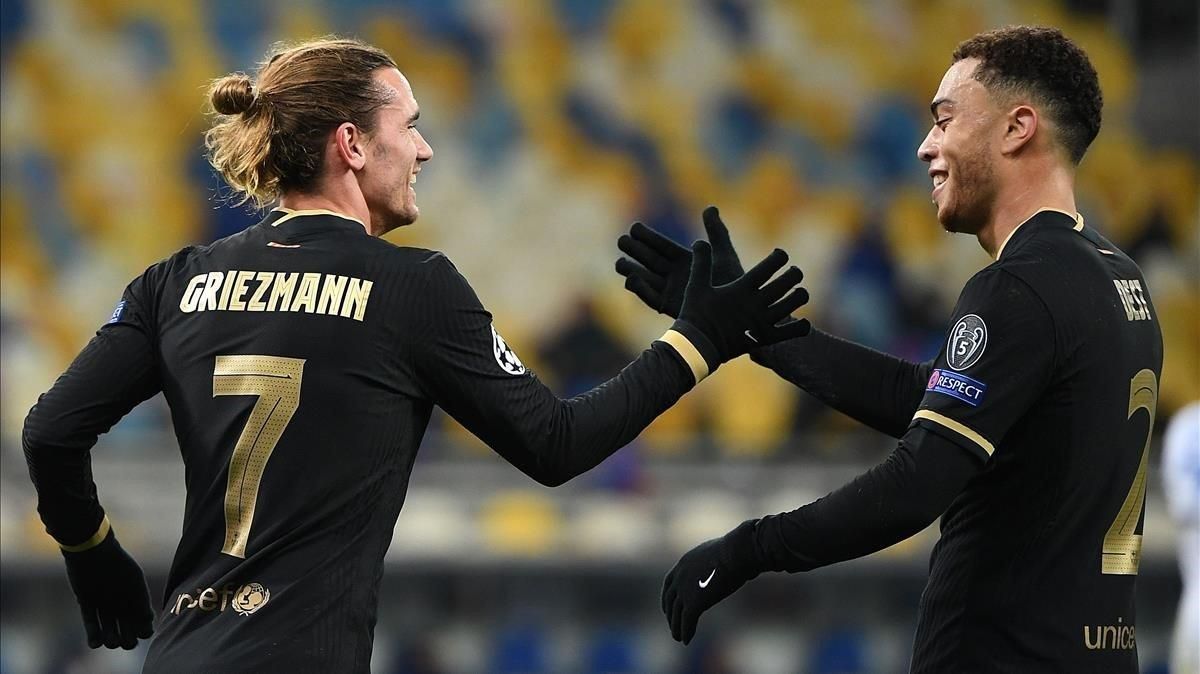 Griezmann y Dest festejan un tanto en Liga de Campeones. Griezmann y Dest festejan un tanto en Liga de Campeones.