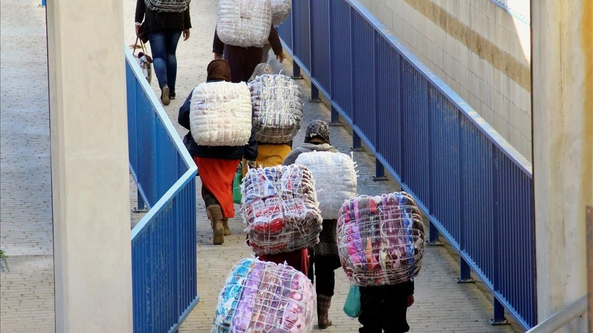 Dos mujeres mueren en una nueva avalancha en el lado marroquí de la frontera de Ceuta Dos mujeres mueren en una nueva avalancha en el lado marroquí de la frontera de Ceuta