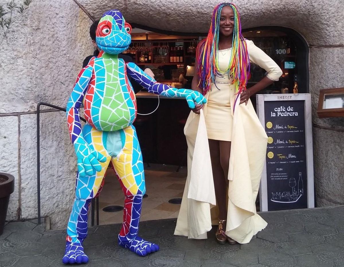 La cantante Lucrecia, con el Drac Antón, su compañero del musical ’Una bruixa a Barcelona’, el miércoles, en Barcelona. La cantante Lucrecia, con el Drac Antón, su compañero del musical ’Una bruixa a Barcelona’, el miércoles, en Barcelona.
