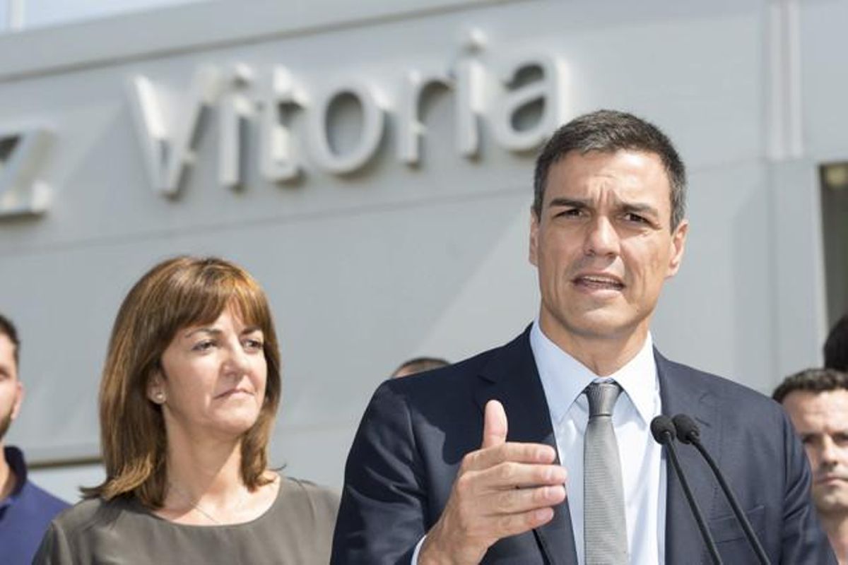 Idoia Mendia, secretaria general de los socialistas vascos, escucha a Pedro Sánchez, secretario general del PSOE, el 16 de julio pasado, en su visita de dos días a Euskadi. Idoia Mendia, secretaria general de los socialistas vascos, escucha a Pedro Sánchez, secretario general del PSOE, el 16 de julio pasado, en su visita de dos días a Euskadi.