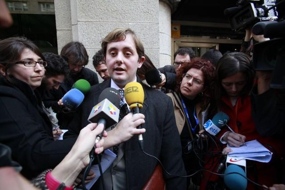 Ángel Escolano, el abogado que representa a las familias denunciantes, comparece ante la prensa, esta mañana. Ángel Escolano, el abogado que representa a las familias denunciantes, comparece ante la prensa, esta mañana.