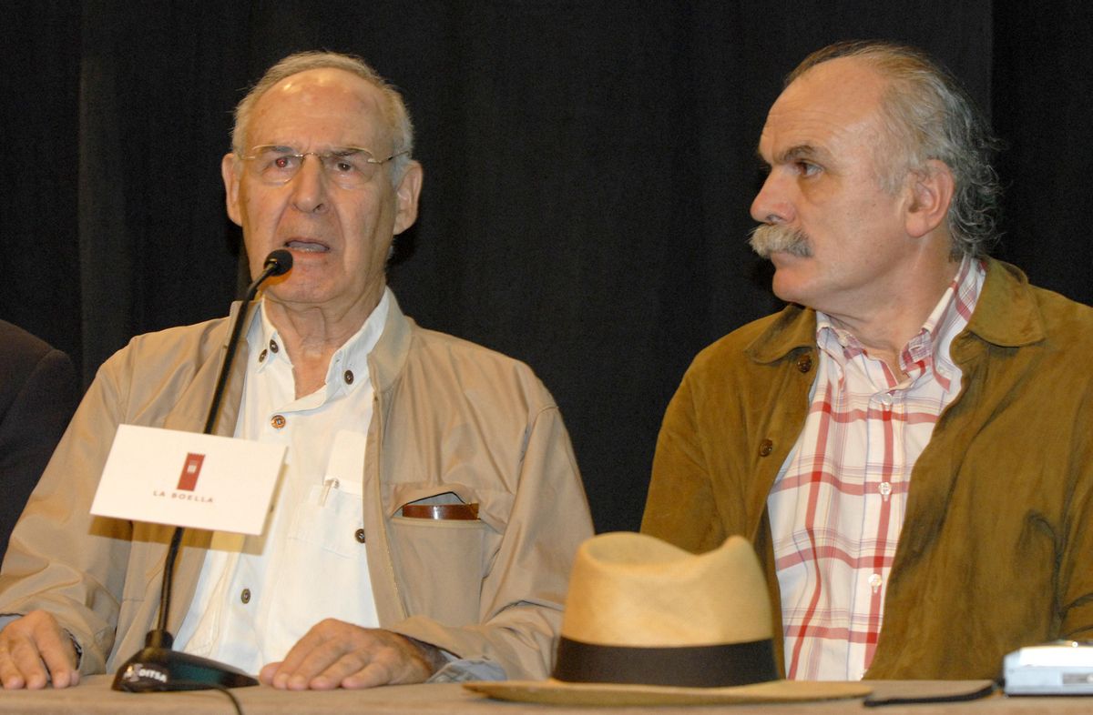 El profesor Emiliano Aguirre (izquierda), acompañado de Eudald Carbonell, en una rueda de prensa de 2007. El profesor Emiliano Aguirre (izquierda), acompañado de Eudald Carbonell, en una rueda de prensa de 2007.