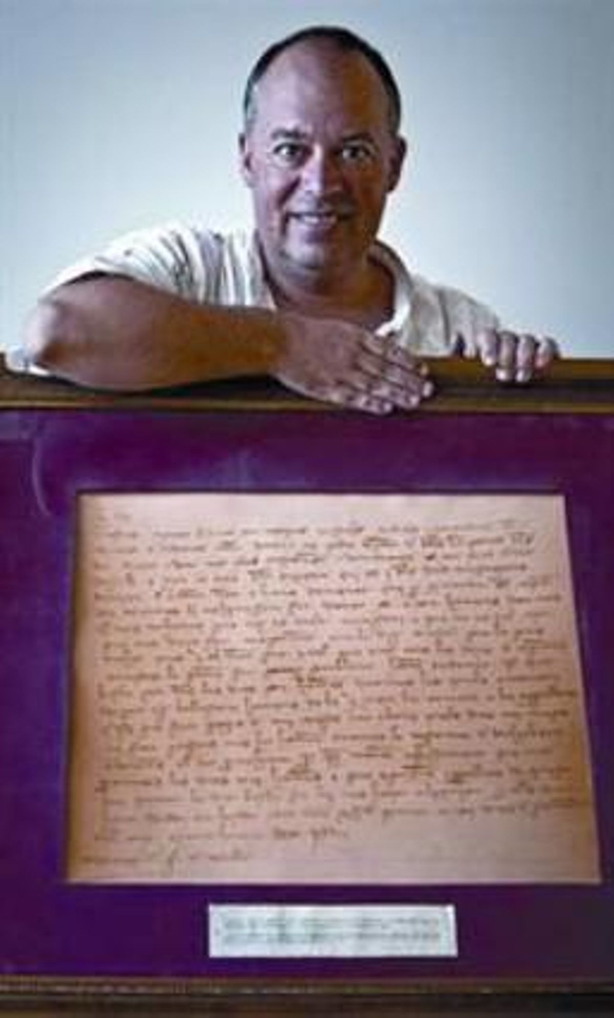Eusebi Ayensa, con el texto que escribió Pere el Cerimoniós. Eusebi Ayensa, con el texto que escribió Pere el Cerimoniós.