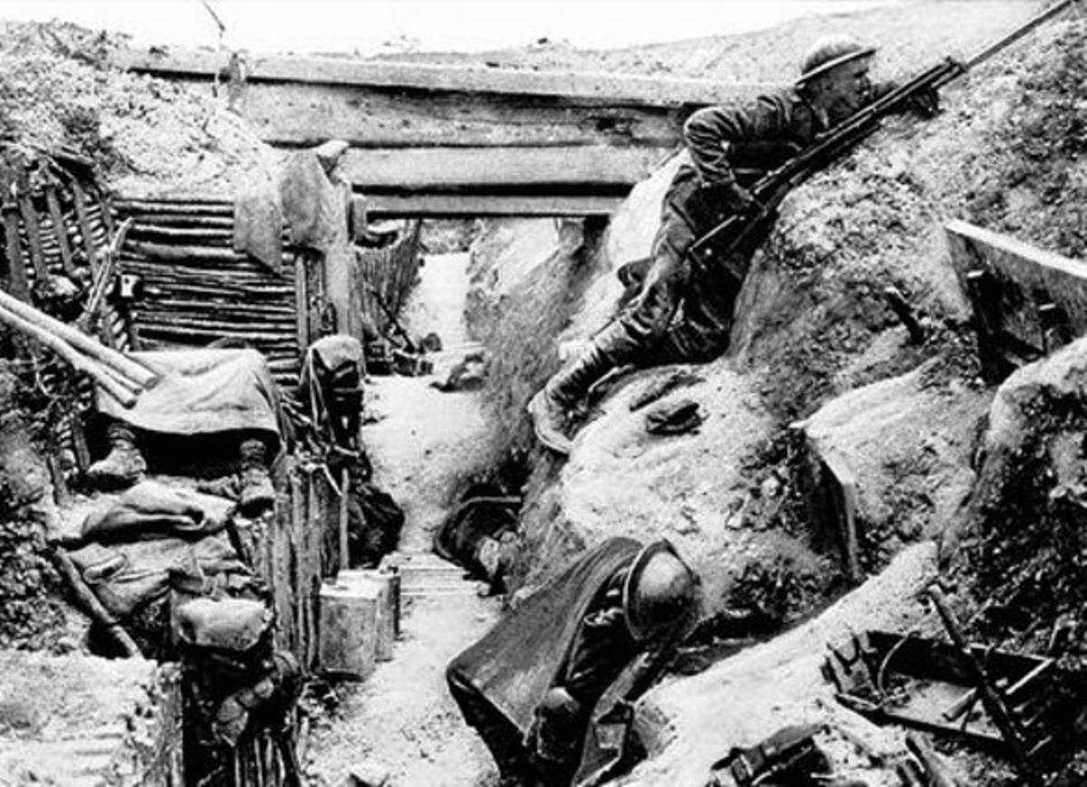 Tropas exhaustas en una trinchera enemiga capturada en Ovillers,durante la batalla del Somme, en 1916, tal como lo conoció Tolkien.