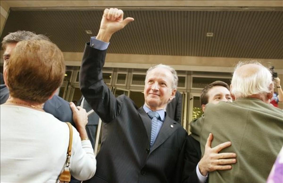 Juan María Atutxa saluda a los simpatizantes reunidos frente a los juzgados de Bilbao en la primera sesión del juicio por desobediencia, el 26 de octubre del 2005.