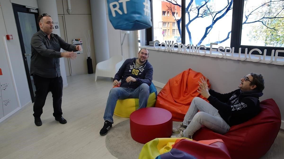 Momento de descanso en la empresa Blueknow, en el Coworking Esplugues. Momento de descanso en la empresa Blueknow, en el Coworking Esplugues.