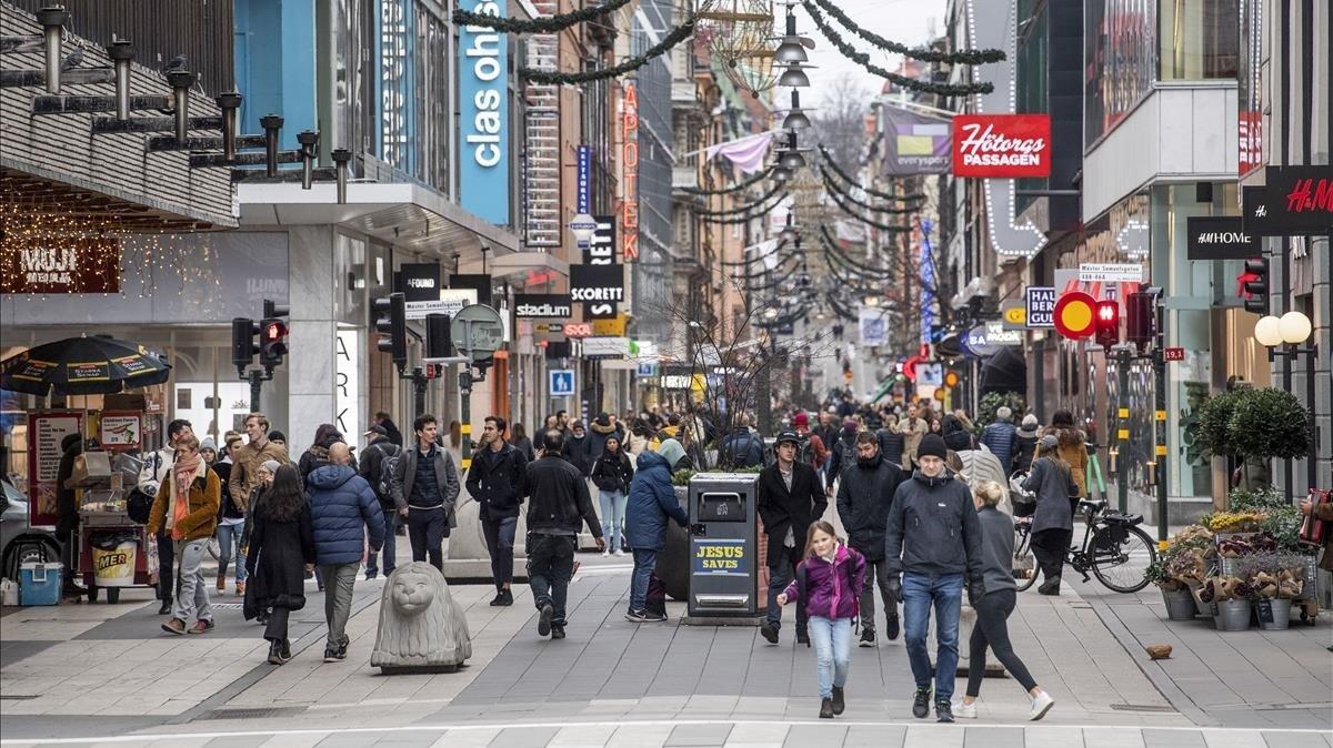 Suècia abandona la seva política de responsabilitat social i imposarà lleus restriccions per primera vegada