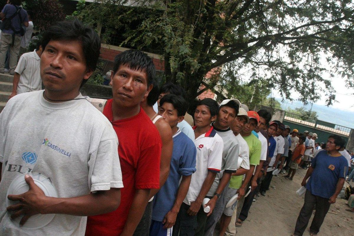 Un grupo hace fila para recoger alimentos en Perú Un grupo hace fila para recoger alimentos en Perú