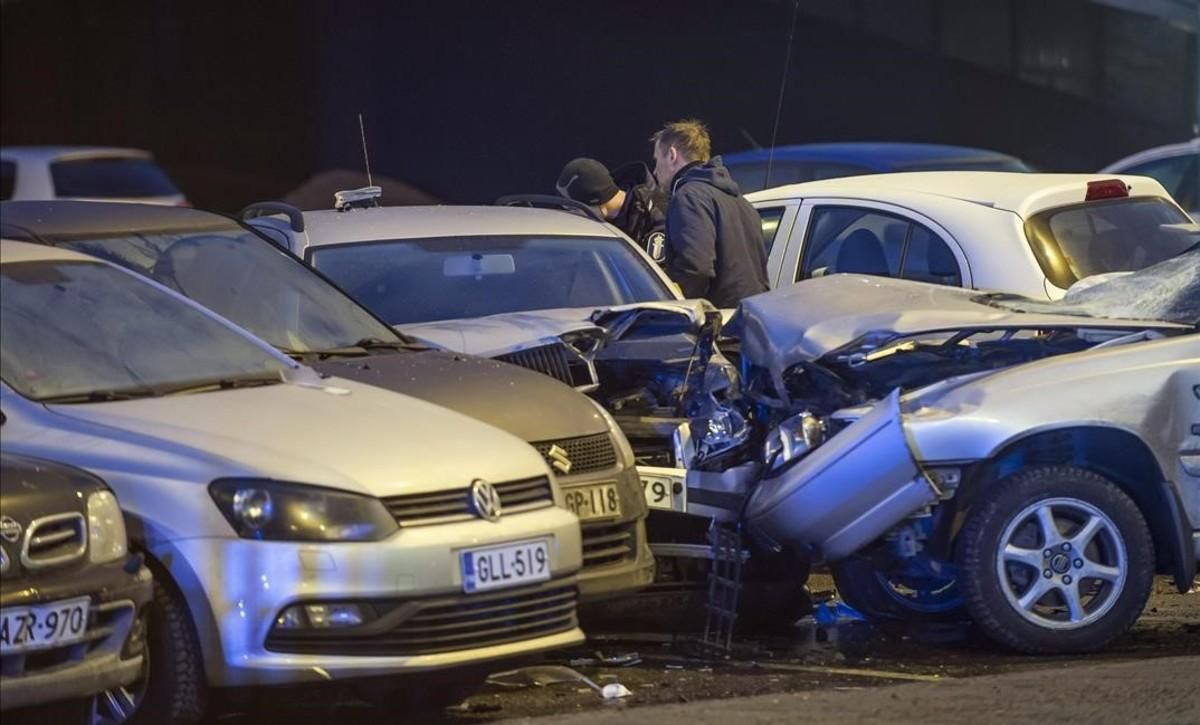 El coche que ha embestido a un grupo de gente en una calle de Helsinki. El coche que ha embestido a un grupo de gente en una calle de Helsinki.