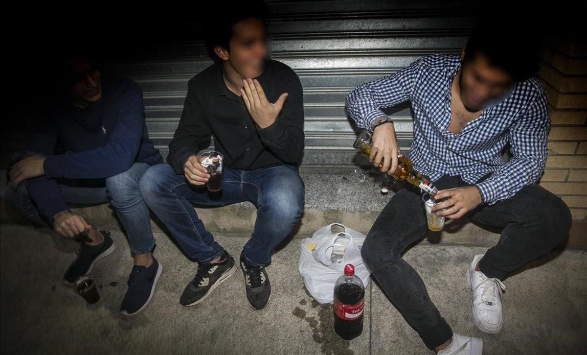 Unos jóvenes hacen botellón en los alrededores de una discoteca de Mataró. Unos jóvenes hacen botellón en los alrededores de una discoteca de Mataró.