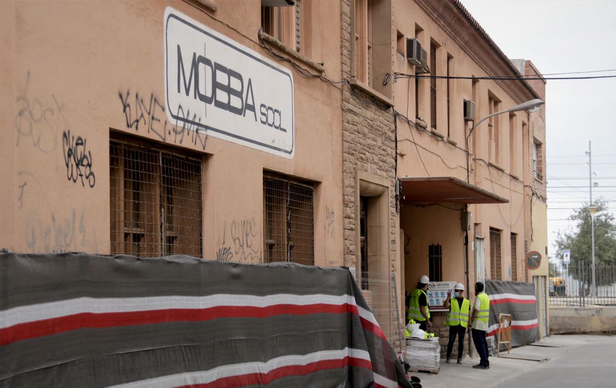 Operarios en el exterior de la fábrica Mobba de Badalona en el primer día de los trabajos previos al derribo de la nave. Operarios en el exterior de la fábrica Mobba de Badalona en el primer día de los trabajos previos al derribo de la nave.