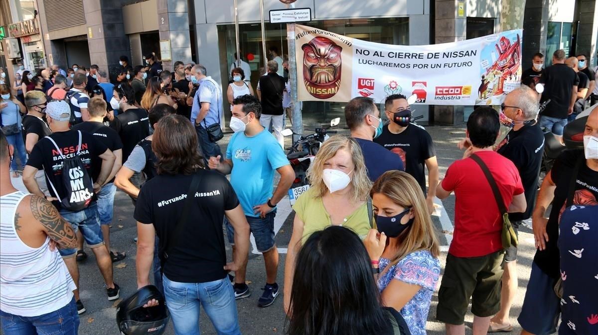 Protesta de los trabajadores de Nissan en una de las reuniones de mediación. Protesta de los trabajadores de Nissan en una de las reuniones de mediación.