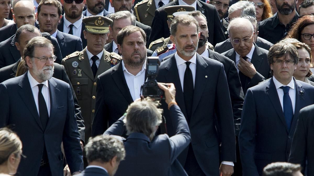 El Rey, junto al ’president’, Carles Puigdemont; el vicepresidente del Govern, Oriol Junqueras, y el presidente del Gobierno, Mariano Rajoy, en el minuto de silencio del pasado viernes por las víctimas de los atentados. El Rey, junto al ’president’, Carles Puigdemont; el vicepresidente del Govern, Oriol Junqueras, y el presidente del Gobierno, Mariano Rajoy, en el minuto de silencio del pasado viernes por las víctimas de los atentados.
