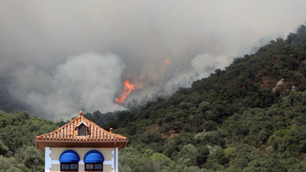 Los Bombers controlan el fuego de Castell d'Aro y permiten el retorno de 400 personas evacuadas