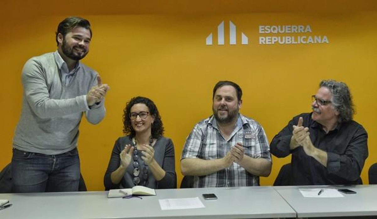 Rueda de prensa de ERC para valorar los resultados electorales. De izquierda a derecha, Gabriel Rufián, Marta Rovira, Oriol Junqueras y Joan Tardà. Rueda de prensa de ERC para valorar los resultados electorales. De izquierda a derecha, Gabriel Rufián, Marta Rovira, Oriol Junqueras y Joan Tardà.