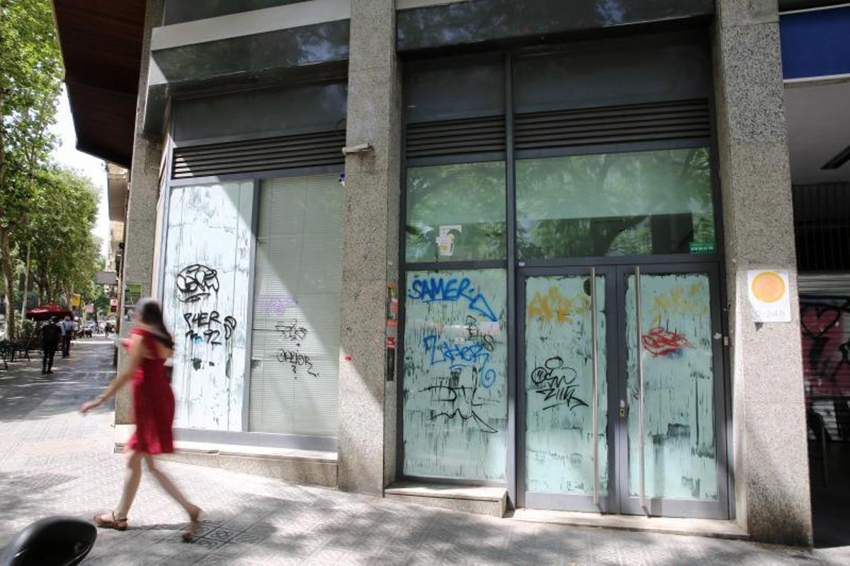 Una oficina bancaria cerrada en C/Mallorca con C/Lepant, en Barcelona, donde clausuraron sucursales del Santander y Banco Popular.