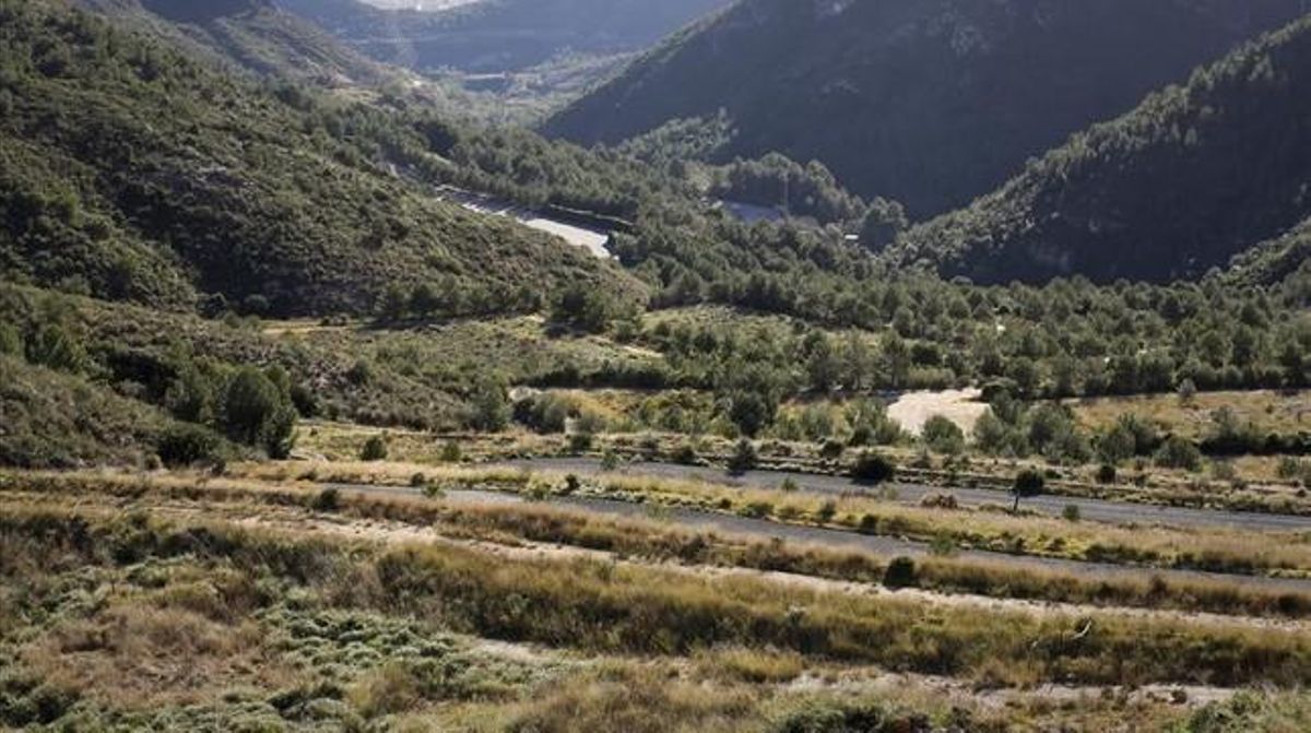 Aspecto de la zona restaurada del depósito controlado del Garraf, con una gruesa capa impermeabilizadora de grava, tierra y material plástico. La vegetación crece en los casos más extremos sobre 70 metros de basuras acumuladas durante 32 años. Aspecto de la zona restaurada del depósito controlado del Garraf, con una gruesa capa impermeabilizadora de grava, tierra y material plástico. La vegetación crece en los casos más extremos sobre 70 metros de basuras acumuladas durante 32 años.