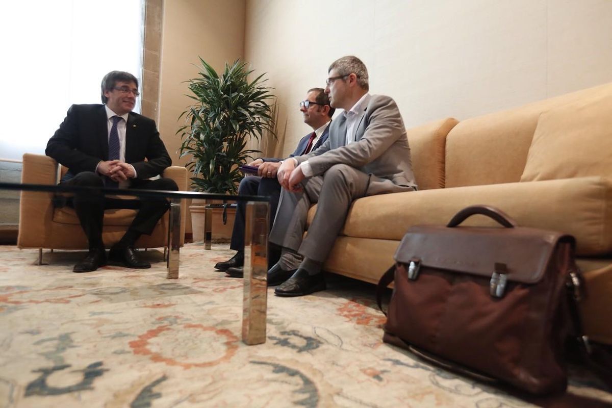 Carles Puigdemont recibe a los responsables de Societat Civil Catalana, Rafael Arenas y Joaquim Coll, en el Palau de la Generalitat. Carles Puigdemont recibe a los responsables de Societat Civil Catalana, Rafael Arenas y Joaquim Coll, en el Palau de la Generalitat.