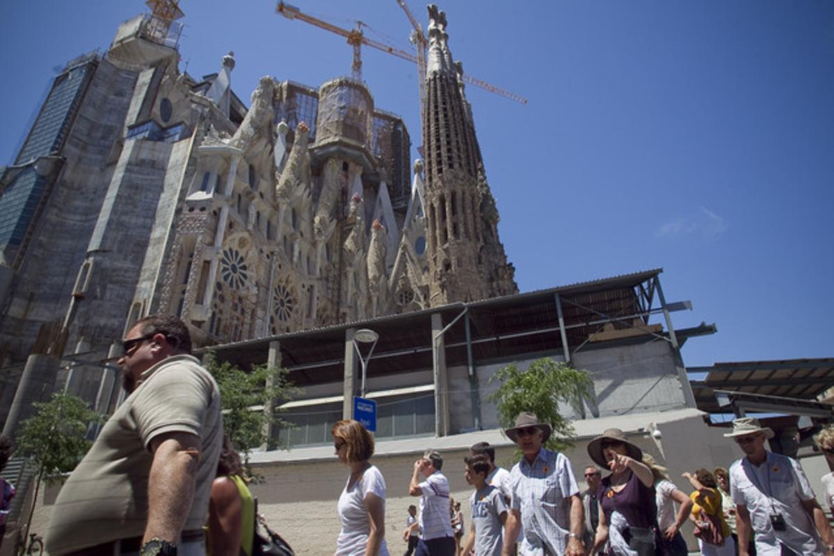 Turistas por la calle Marina de barcelona camino de la Sagrada Família.