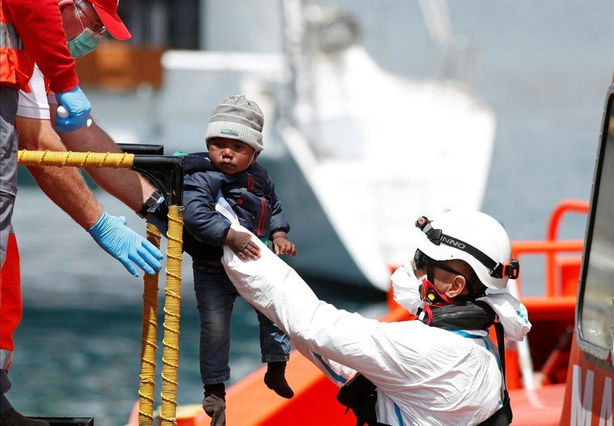 Desembarco de un menor rescatado en una patera a su llegada al puerto canario de Arguineguín. Desembarco de un menor rescatado en una patera a su llegada al puerto canario de Arguineguín.
