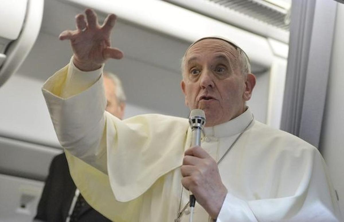 El Papa, en el avión en que ha regresado de Brasil. El Papa, en el avión en que ha regresado de Brasil.