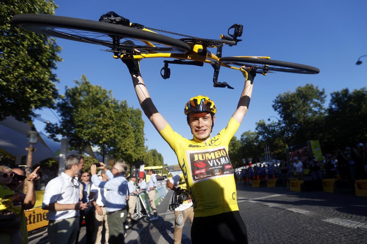 El ciclista danés Jonas Vingegaard (Jumbo Visma) celebra su victoria en el Tour de Francia 2022. EFE/EPA/YOAN VALAT/Archivo