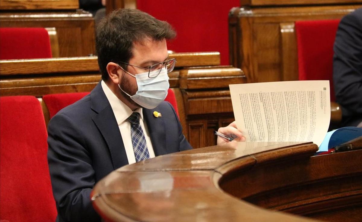 El ’vicepresident’ en funciones, Pere Aragonès, en el hemiciclo del Parlament.