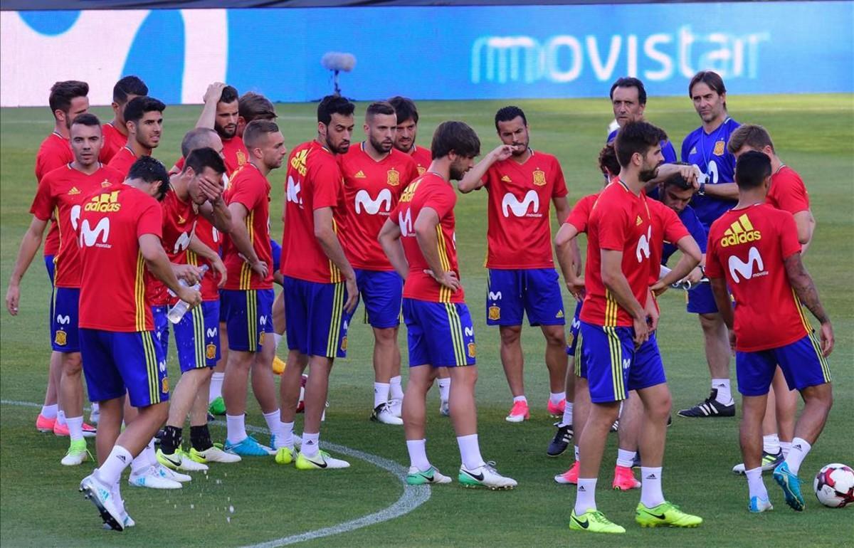 Julen Lopetegui, rodeado por sus jugadores en un entrenamiento de ’La Roja’.