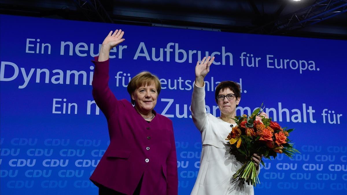 Merkel, con la nueva secretaria general de la CDU, Annegret Kramp-Karrenbauer, durante el Congreso, este lunes 26 de febrero.