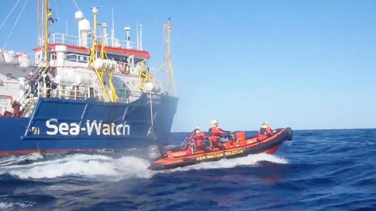  Rescate del ’Sea Watch 3’ de 33 inmigrantes que viajaban en una patera en peligro en el Mediterráneo, el pasado sábado.