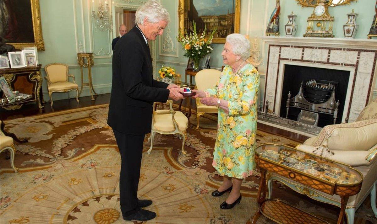 James Dyson, con la reina Isabel II, en el 2016.