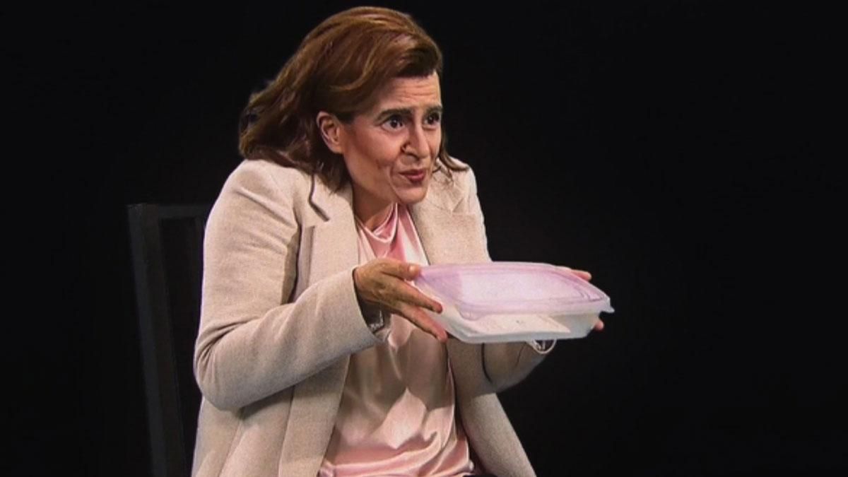 El personaje de Ada Colau en ’Polònia’ con un táper, en una imagen de archivo. El personaje de Ada Colau en ’Polònia’ con un táper, en una imagen de archivo.