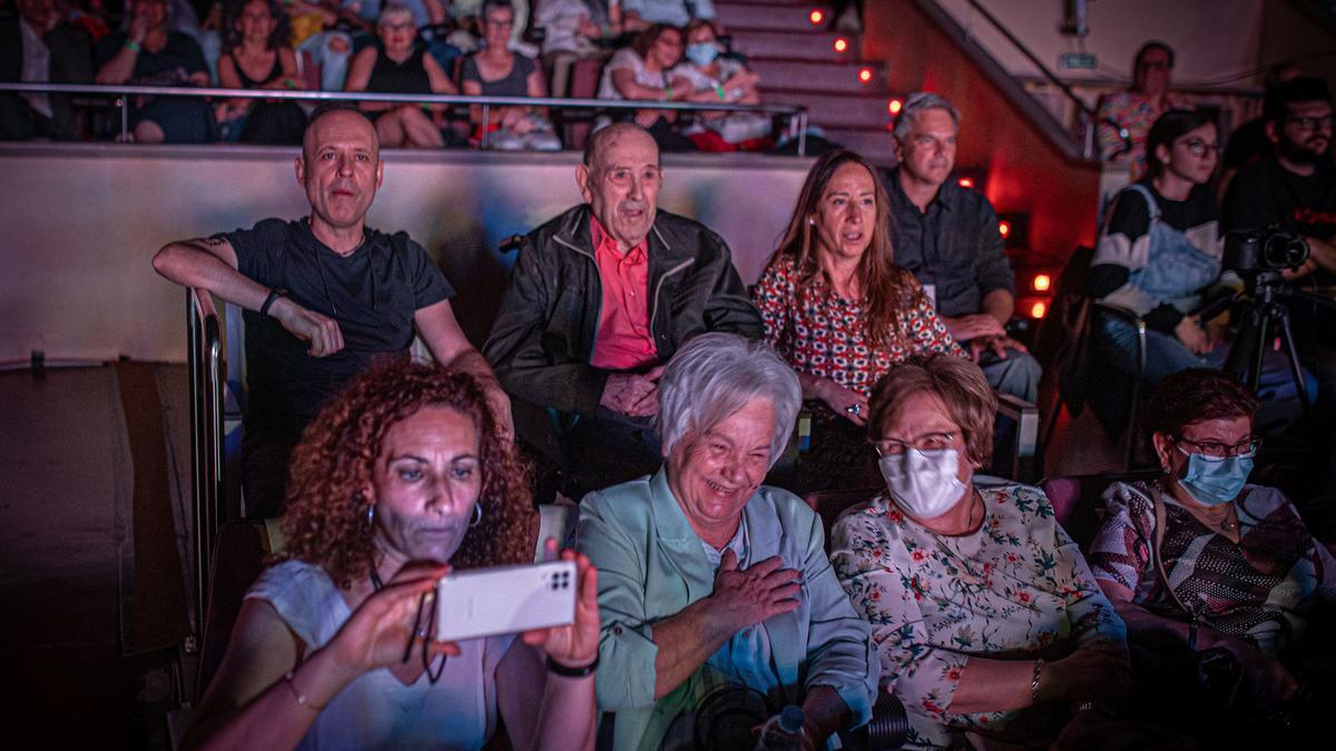 Olesa de Montserrat vibra con la actuación de Chanel en Eurovisión 2022. En la foto, los abuelos de Chanel durante el certamen musical.