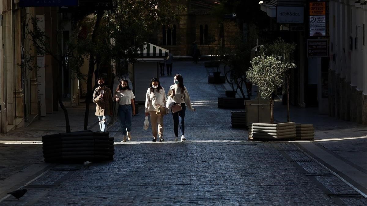 Centro comercial desierto en Atenas, pasean 4 chicas con el cierre por de Covid-19. Centro comercial desierto en Atenas, pasean 4 chicas con el cierre por de Covid-19.