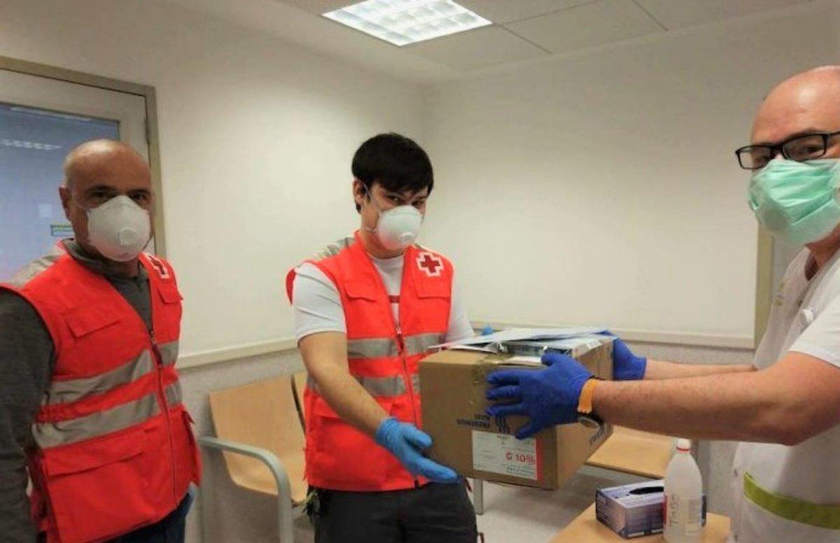 Voluntarios de la Cruz Roja en el Hospital de l’Esperit Sant de Santa Coloma de Gramenet. Voluntarios de la Cruz Roja en el Hospital de l’Esperit Sant de Santa Coloma de Gramenet.