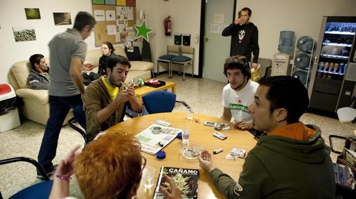 Socios del club ’Fumadors de marihuana maca’ fuman cannabis. Socios del club ’Fumadors de marihuana maca’ fuman cannabis.