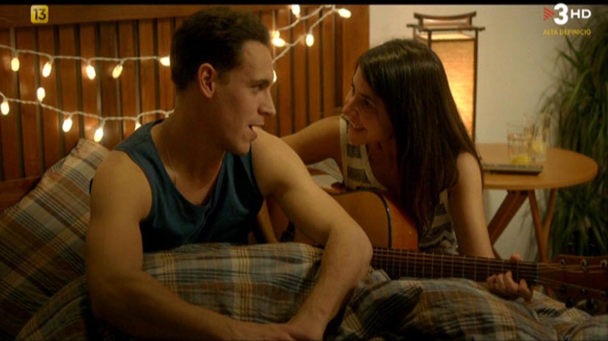 Judith interpreta a la guitarra la canción de amor de Edu, en la serie ’Cites’, de TV-3.