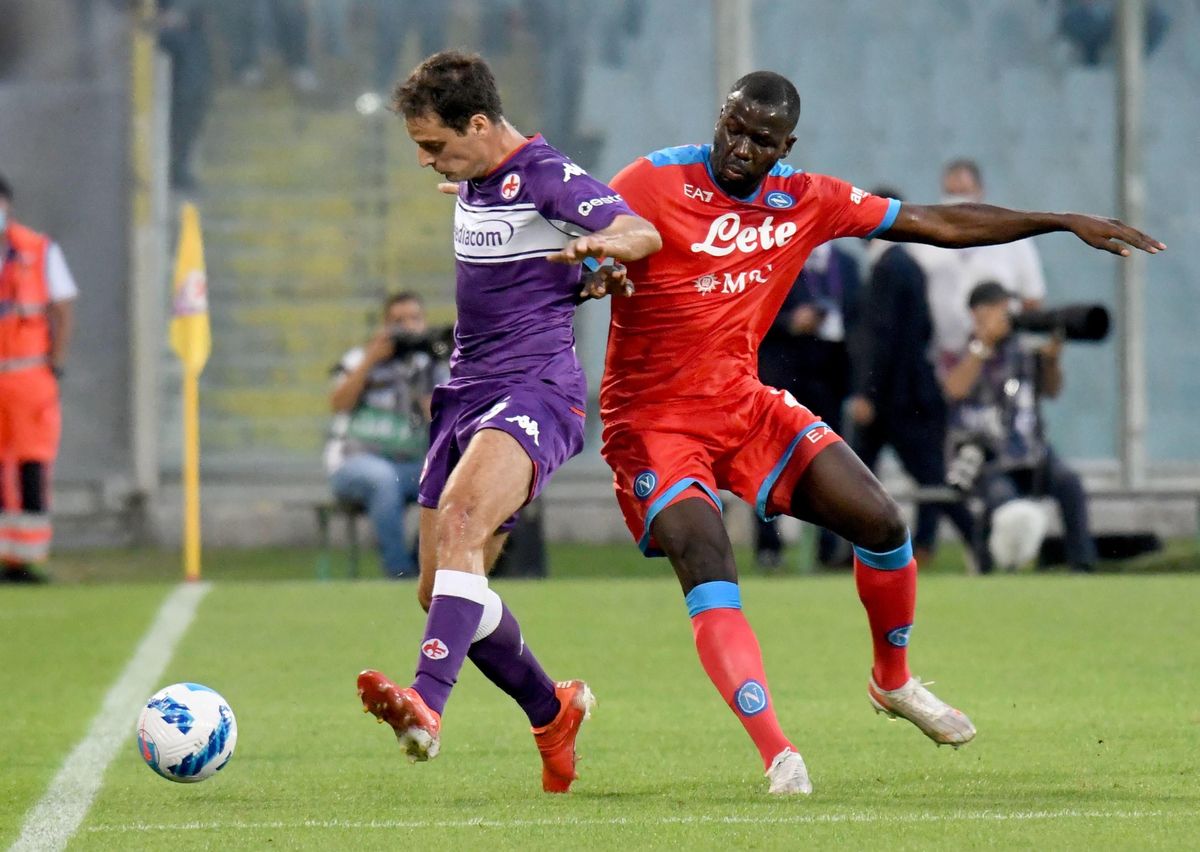 Koulibaly, derecha, pugna por un balón en el partido del Nápoles en Florencia Koulibaly, derecha, pugna por un balón en el partido del Nápoles en Florencia