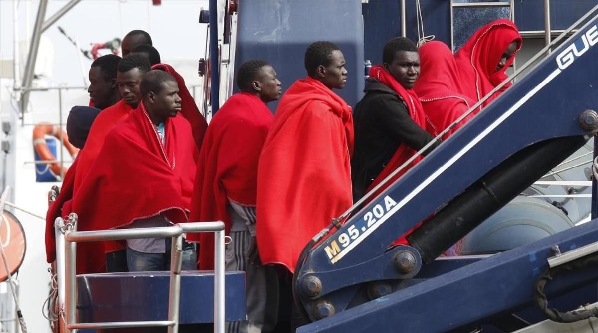 Varios inmigrantes a su llegada al puerto de Almeria tras ser rescatados por Salvamento Maritimo. Varios inmigrantes a su llegada al puerto de Almeria tras ser rescatados por Salvamento Maritimo.