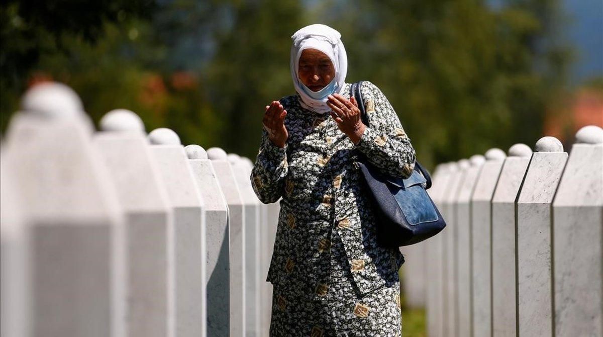 Una mujer reza junto a las tumbas de los fallecidos en el memorial de Potocari. Una mujer reza junto a las tumbas de los fallecidos en el memorial de Potocari.