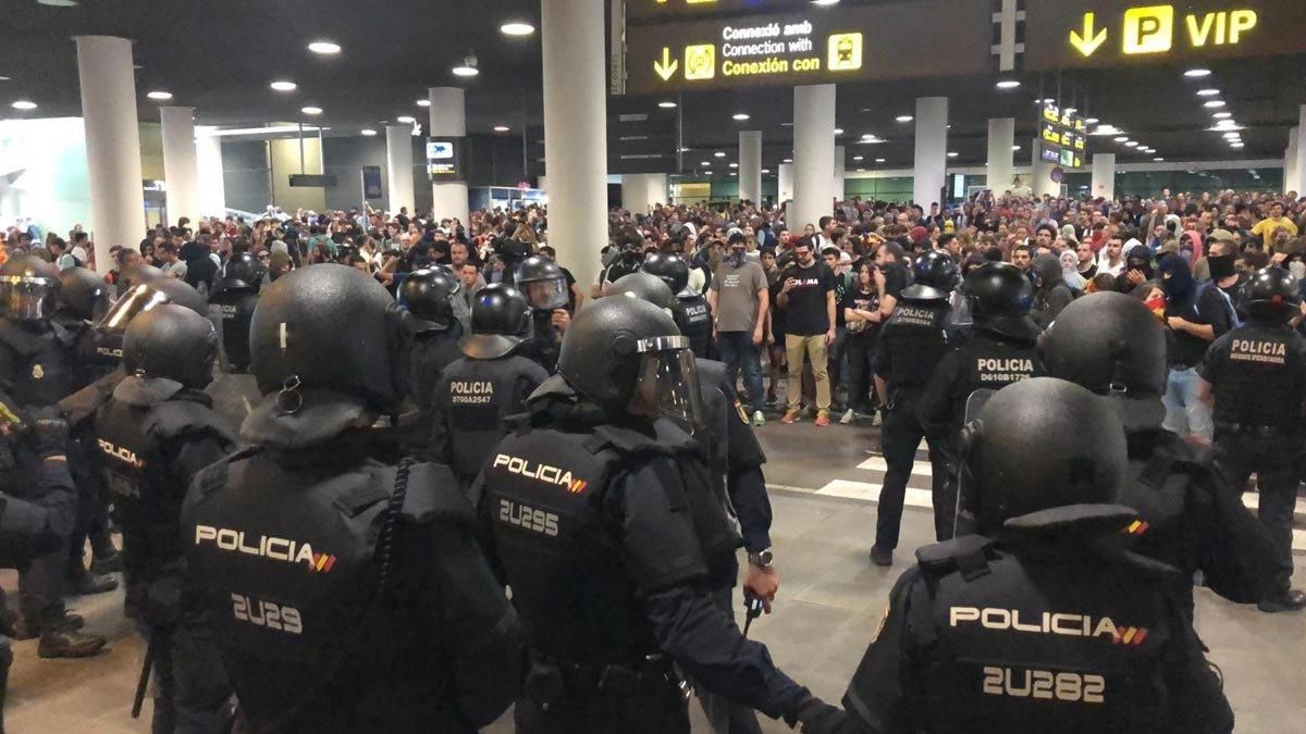 Agentes de policía durante la protesta de Tsunami en el aeropuerto de El Prat. Agentes de policía durante la protesta de Tsunami en el aeropuerto de El Prat.