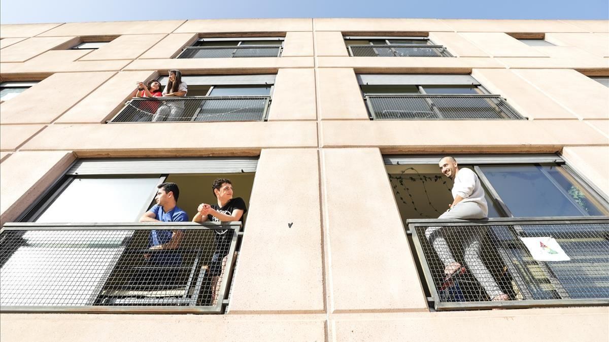 Estudiantes confinados en la Vila Universitària de la UAB, este jueves. Estudiantes confinados en la Vila Universitària de la UAB, este jueves.
