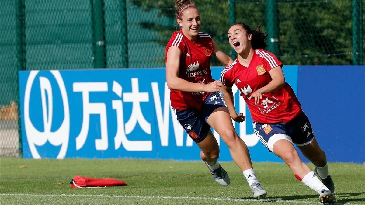Alexia Putellas corre detrás de Nahikari García en el entrenamiento de Reims. Alexia Putellas corre detrás de Nahikari García en el entrenamiento de Reims.
